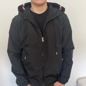 Moncler Windbreaker jacka - Moncler windbreaker jacka i svart färg, använd en gång och är i ny skick. (Ny pris 5000kr-9000kr)