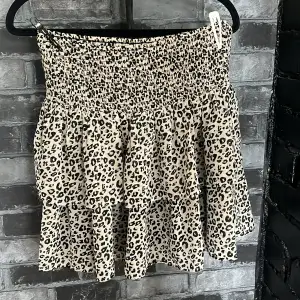Söt kjol med leopard mönstret som trender just nu, från Kappahl storlek 170, men passar mig som är S💕