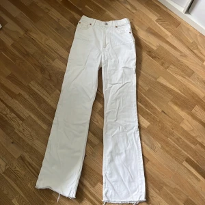Vita jeans - Stl 34, från Zara  Knappt använda 
