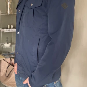 J Lindeberg Jacka - Tja, säljer min J Lindeberg jacka nu eftersom jag tycker att den är lite för varm till sommaren. Perfekt att ha till hösten och våren. Inga defekter alls