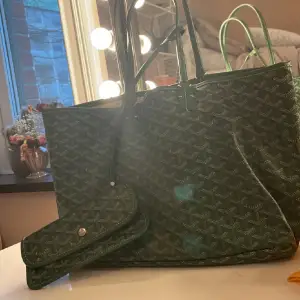 Säljer denna väskan som liknar Goyard i grön. Fink skick och är bara lite använd. Priset kan diskuteras.💕