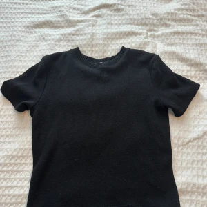 Stickad t-shirt  - Stickad t-shirt från zara i storlek M, 100kr, lite nopprig 