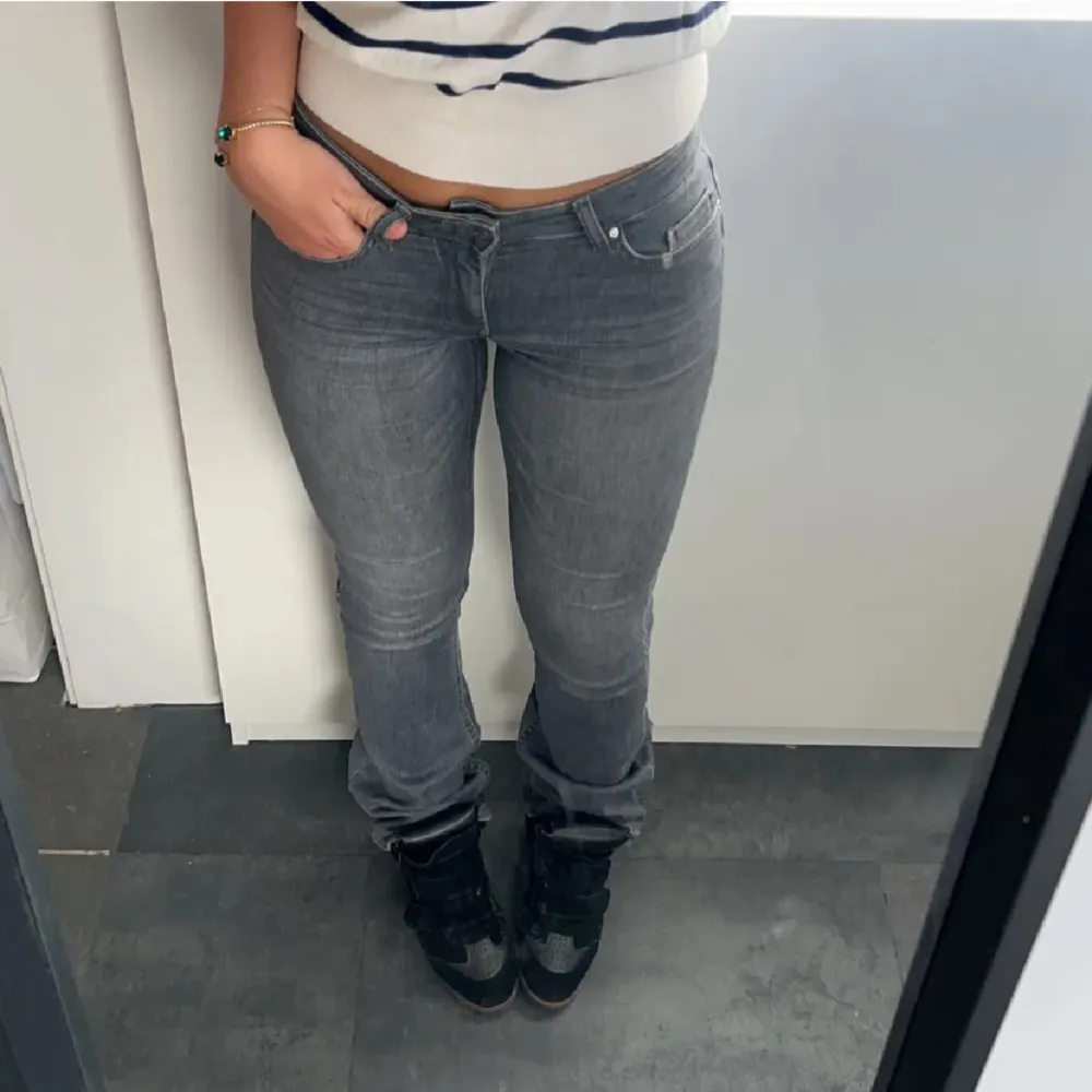 Lånade bilder!! Säljer nu dessa snygga gråa lågmidjade jeans, inga defekter, kommer inte till användning där av säljer jag💕. Jeans & Byxor.