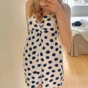 Söt klänning - Super fin sommarklänning från H&M i storlek S. Marinblåa prickar och en knut. Använd få gånger så mycket bra skick.