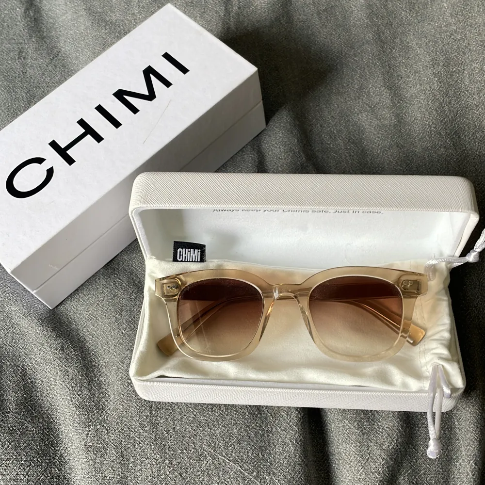Säljer mina Chimi solglasögon i modellen 02 i väldigt bra skick, kommer med allt tillbehör på bilden.. Övrigt.