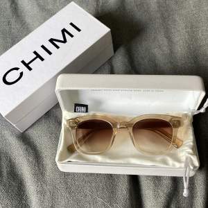 Säljer mina Chimi solglasögon i modellen 02 i väldigt bra skick, kommer med allt tillbehör på bilden.