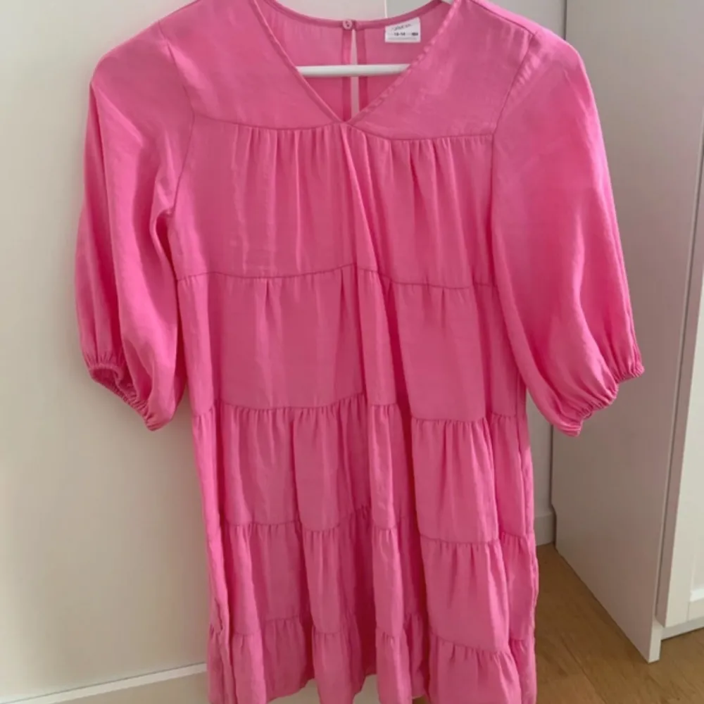 Fin rosa klänning till sommaren💕 Är stl 164 men passar även XS. Klänningar.