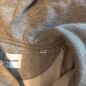 S - Säljer min gråa Jack and Jones tröja, den är i fint skick och väldigt Nice att ha på sommaren. Storlek XS