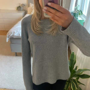 Grå stickad tröja  - Fin stickad tröja från Vero Moda som inte längre används. Köpt för ca ett år sedan och därav lite nopprig❣️ 