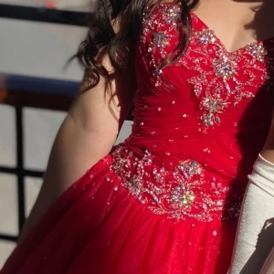 Balklänning  - Knappt använd balklänning, jätte fin med snörning i ryggen - lätt att justera passform i midja.  Passar till de med längd runt 160 cm.