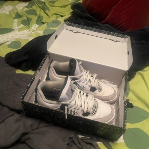 Jordan 4 Military black 46 - Jordans 4 military black användes storlek 46.Använda några månader köpta från stock X har klippt stock X tag som man kan få med .köpta för 4500kr mitt pris 1500kr .Går att pruta 