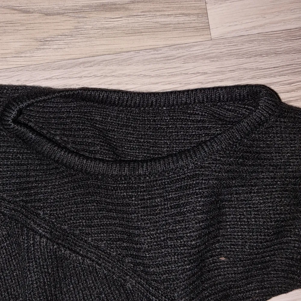 Svart stickad tröja med bara axlar (se bild) från H&M. . Tröjor & Koftor.