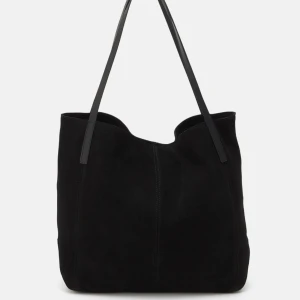 svart väska - svart stor väska som är köpt från zalando, köpte för 569kr💕