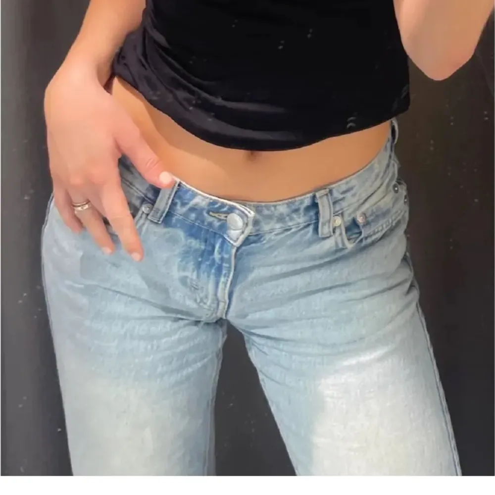 Intressekoll på mina lågmidjade Weekday jeans, de är super fina och jätte enkla att styla men tyvärr har jag alldeles för mycket byxor… 🩷 jag köpte de för 650kr!  Jag är ca 166 cm lång. Jeans & Byxor.