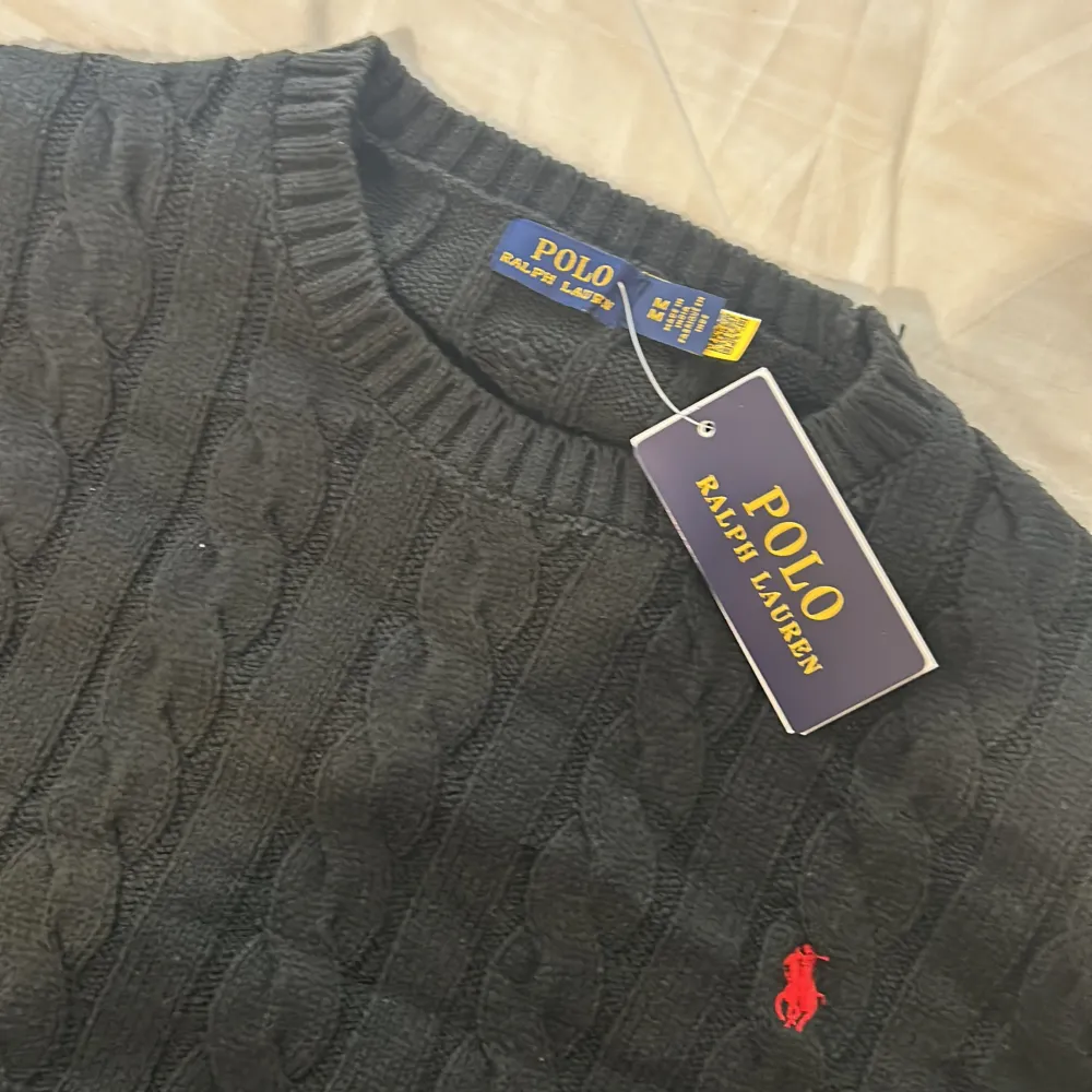 Polo Ralph Lauren sticka tröja svart, storlek medium (M), nyskick, fick den som present men var för stor, originalpris 2150 kr, mitt pris kan diskuteras!!. Hoodies.