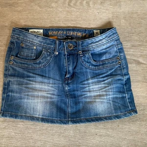 Lågmidjad jeanskjol - Såå söt och cool, perfekt för våren och sommaren😍😍  Midjemått rakt över: 35cm Längd: 30cm Använd gärna ”köp nu”!!❣️