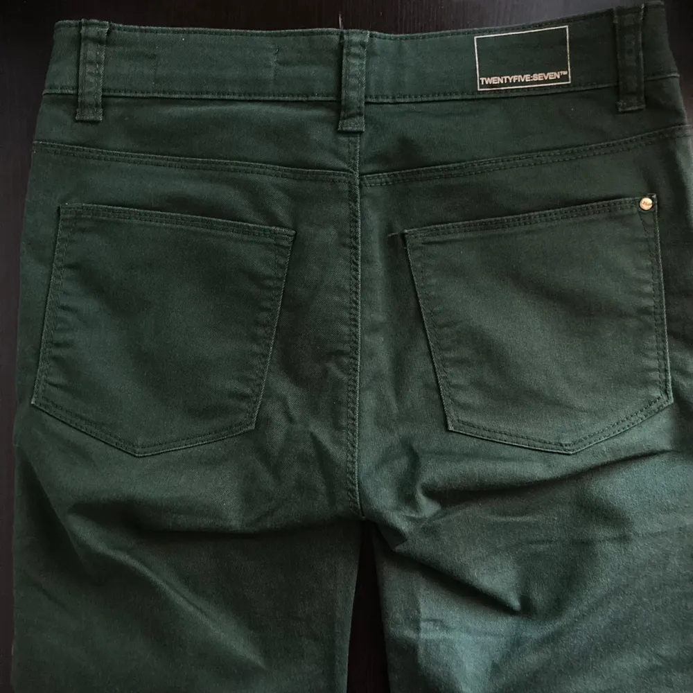Mörkgröna skinny jeans i tunn stretchdenim, klassisk 5-ficks modell. Lätt tecken på användning i grenen. Mått i cm: midja 36; höft 41; benvidd nedanför grenen 21; benöppning 13,5; grenhöjd fram/bak 20,5/33; innerben 76. . Jeans & Byxor.