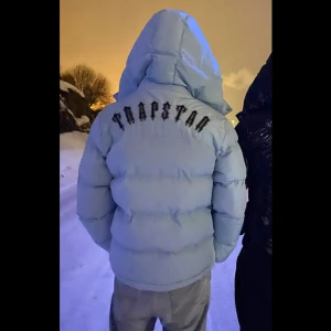 Trapstar - Ice Blue - Trapstar jacka i färgen Ice Blue, Storlek M. Fint skick, inga defekter eller fläckar. Den lyser upp lite med lampa eller blixt på men i vanligt dagsljus är den bara en vanlig fin blå färg. Säljer nu för 1200! Priset är diskuterbart så lägg gärna bud!