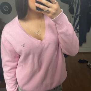 Rosa gant tröja - En jättefin gant tröja med detaljer💗Nästan aldrig använd. Kom privat för mer info❤️