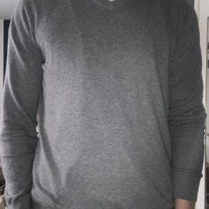 Kasmirtröja V ring - Nyskick. Ej använd. Storlek M. Hör av er vid funderingar!😄