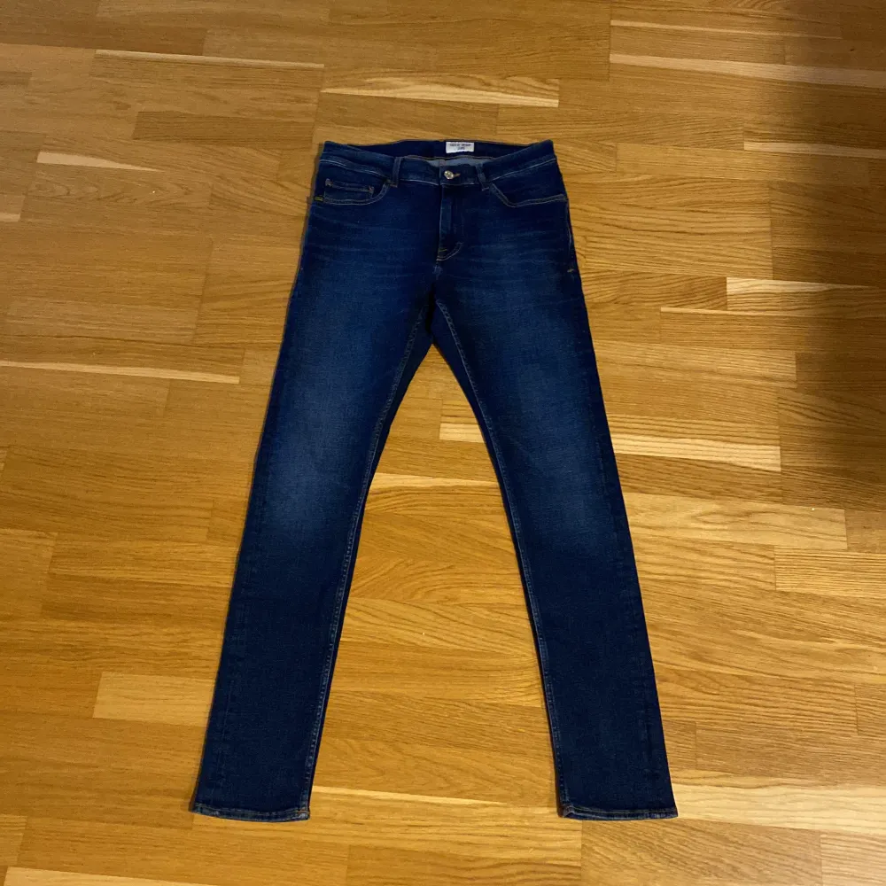 Säljer Tiger of Sweden jeans i modellen ”Evolve”, storlek 32/34. I nyskick och helt oanvända! Nypris: 1700kr, Vårt pris: 599kr. Hör av er vid frågor eller funderingar . Jeans & Byxor.