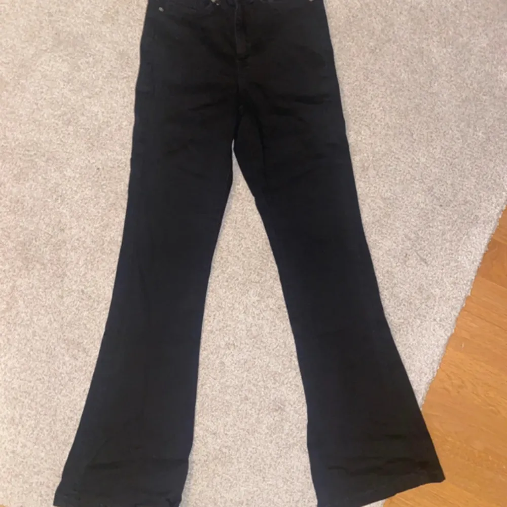 Svarta utsvängda jeans som är köpta från vero Moda. EU 25/30. Jeans & Byxor.