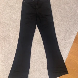 Svarta utsvängda jeans - Svarta utsvängda jeans som är köpta från vero Moda. EU 25/30