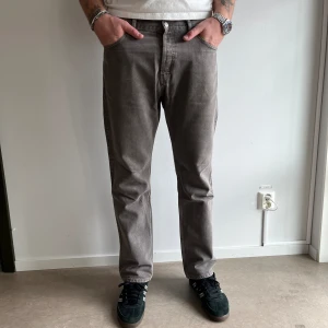 Gråa jeans - Gråa jeans från weekday i storlek 34/34, dock en snusring på vänster bakficka 