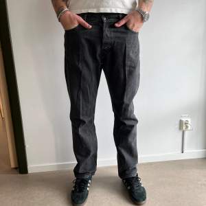 Svart/gråa jeans från weekday i gott skick, storlek 34/34