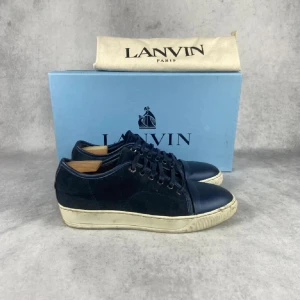 LANVINS SKOR - Lanvin Captoe sneaker | Skick 8/10 | Storlek 39/Uk 5 | Nypris 4499kr |tillbehör: dustbag | Frakten står köparen för | Det är bara ett skorsnöre för min hund är tuggat på det andra därav det låga priset | Hör av dig vid fråga eller fundering 💭