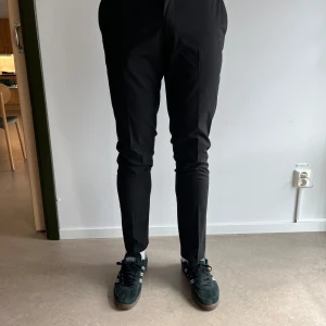 Kostymbyxor - Svarta Kostymbyxor från selected homme i bra skick. Storlek 34/34