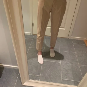 Kostymbyxor från turnover 💖 - Skitsnygga kostymbyxor från turnover. Dom är rosa och i storlek 38. Sällan använda och i sunt skick. Matchande kavaj säljs separat❤️❤️