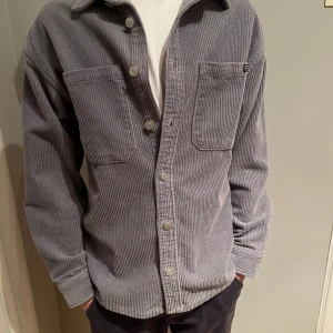 Zara overahirt  - Säljer nu min gråa overahirt från zara då jag inte använder dem längre. Skicket är 10/10 och nypris ligger på 550. Mitt pris 299. Killen på bilden är 178. Hör av er vid frågor eller funderingar. 🤝