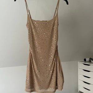 Oh polly dupe från shein - Helt oanvänd klänning med lappen kvar. Aldrig använd. Liknar den populära och virala klänningen från oh polly.