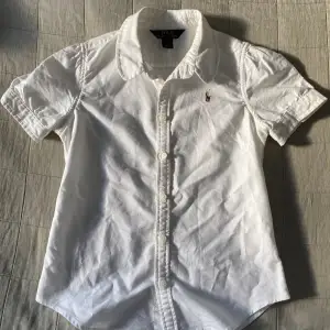 Jättesöt vit Ralph Lauren skjorta med korta ärmar, Bra skick, använd fåtal gånger, strl xs💗 pris går att diskutera💗