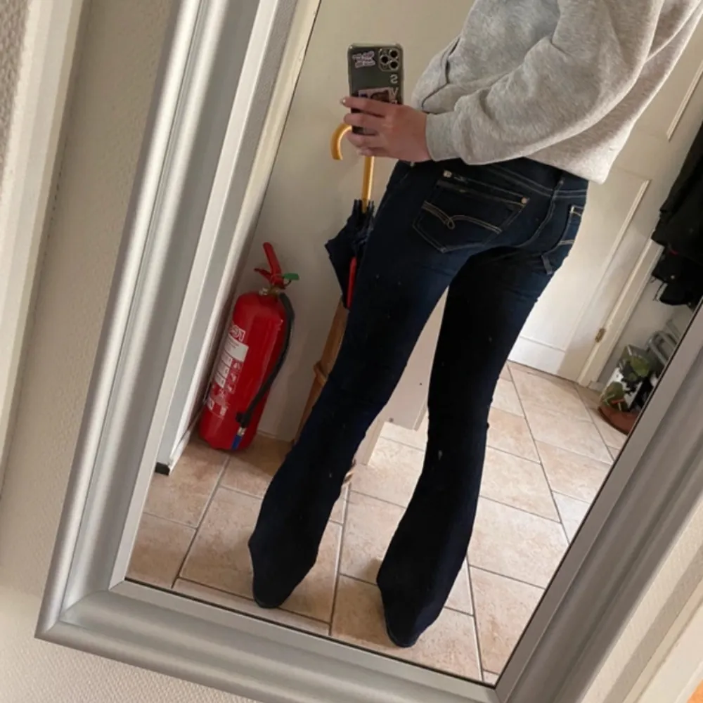 Lågmidjade jeans från Mavi! Knappt använda så dom är i perfekt skick. Köpte de på Vinted men de passade tyvärr inte mig. (Lånade bilder)💕 Innerbenslängd: 83. Jeans & Byxor.