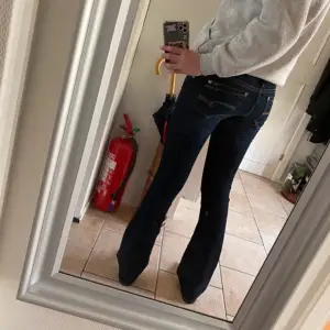Lågmidjade jeans från Mavi! Knappt använda så dom är i perfekt skick. Köpte de på Vinted men de passade tyvärr inte mig. (Lånade bilder)💕 Innerbenslängd: 83