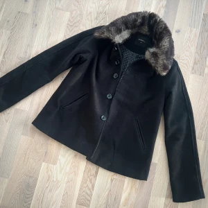 Kort kappa  - Kort svart kappa från LINDEX, med fake päls(som går att ta av). Trendig jacka i fint skick. Storlek xs. Meddela för mer information 💖💖