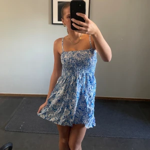 Klänning med mönster - Så fin och bekväm klänning med mönster. Ber om ursäkt för att den är skrynklig. Storlek xs. Från en liten butik i Palma. Använd en gång och har inga defekter. 