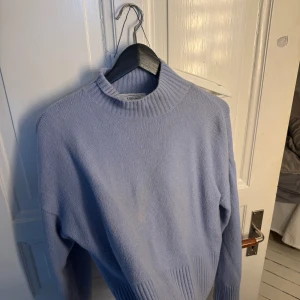 Other stories tröja  - Säljer en superfin blå tröja från utger stories med en liten krage! Superfin!