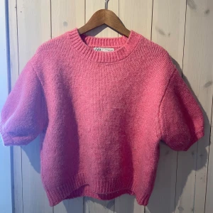 Stickad T-shirt - Rosa stickad t-shirt från zara. Andvänd 2-3 gånger. Str M.