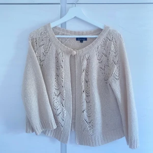 Kort kofta - Säljer denna superfina lilla kofta som passar mig perfekt. Den är storlek L men ser jättebra ut på mig som bär xs-s💞