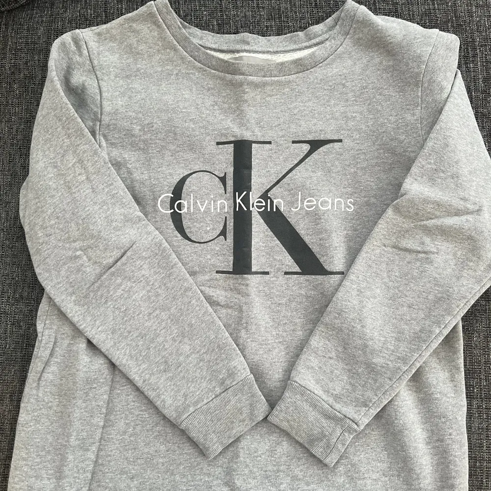 Grå sweatshirt från Calvin Klein.. Hoodies.