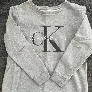 Grå sweatshirt från Calvin Klein.