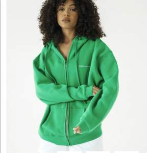 Grön oversize hoodie från sisters and seekers.