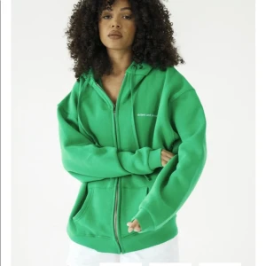 Hoddie  - Grön oversize hoodie från sisters and seekers.