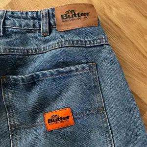 Helt nya baggy jeans från Butter Goods i storlek 30. Går att knyta i midjan på insidan för en tajtare look. Originalpris: 1 250kr