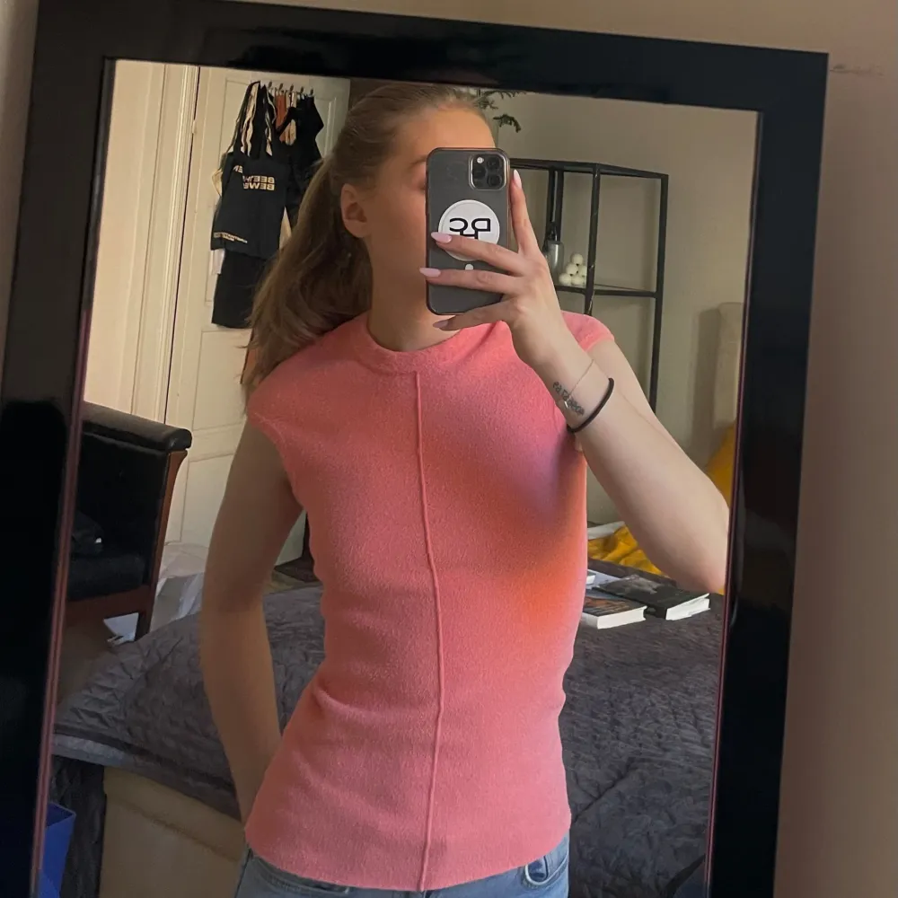 Säljer en jätte fint topp i en väldigt fin modell! Unik peach/rosa färg.. Toppar.