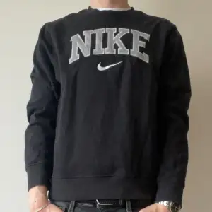 Skön Nike tröja perfekt för dig som har lite mer vintage stil! Tröjan säljs inte längre heller! Tröjan är i storlek XS men passar S   Nypris: 599kr