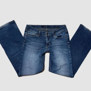 Jeans - Midja 72 cm Innerbenslängd 75 cm